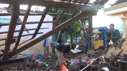 Bangunan Tua Tak Kuat Menahan Hujan, Gudang SDN di Magetan Roboh