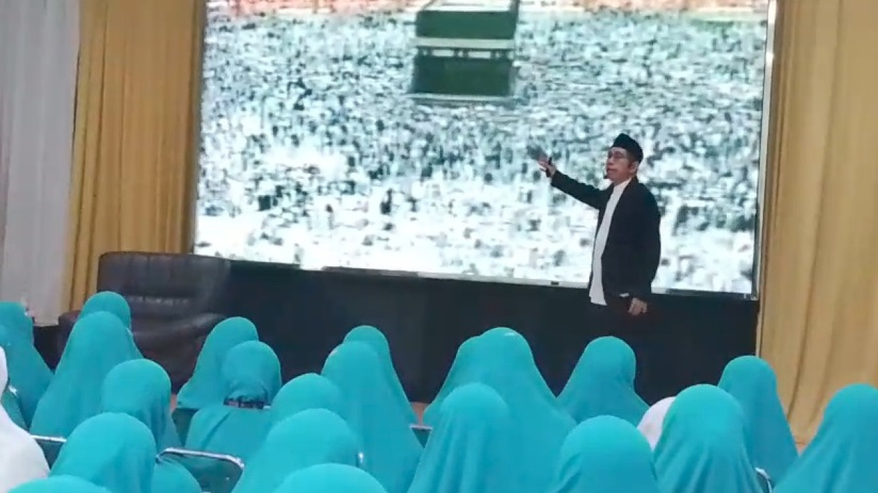 Jelang Berangkat Haji 2026, Ratusan Jemaah di Surabaya Ikuti Training Menata Hati
            - galeri foto