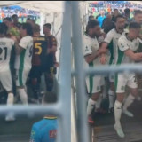 Turun Tangan saat Rekan Setimnya Ribut dengan Pemain Genoa, Niat Baik Jay Idzes Justru Kurang Disambut Baik Tifosi Italia