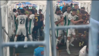 Turun Tangan saat Rekan Setimnya Ribut dengan Pemain Genoa, Niat Baik Jay Idzes Justru Kurang Disambut Baik Tifosi Italia