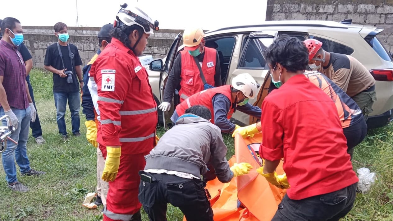 Warga Geger! Mayat Pria Ditemukan Membusuk dalam Mobil yang Terparkir Sebulan di Gedung Serbaguna Tiyasan Sleman
            - galeri foto