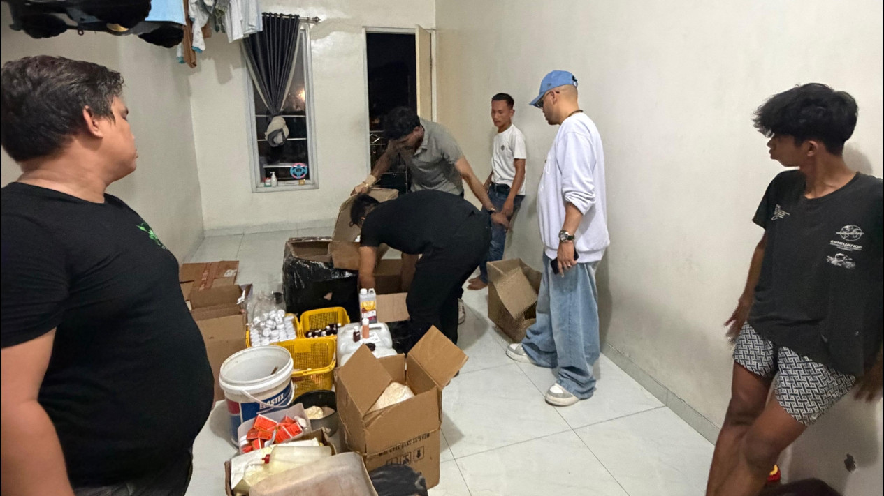 Bareskrim Polri Bongkar Pabrik dan Gudang Produksi Kosmetik Ilegal di Bogor, Pemilik Hingga Kurir Ditangkap
            - galeri foto