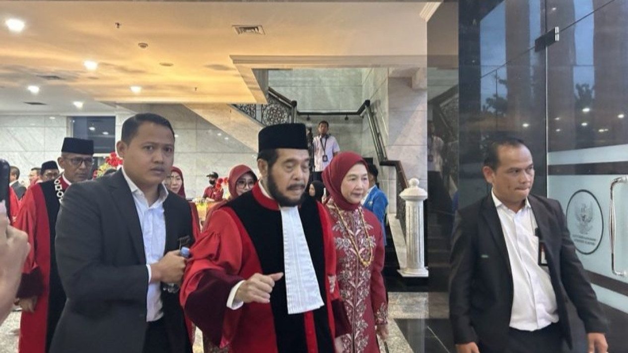 Usai Wisuda Purnabakti, Anwar Usman Hampir Pingsan dan Dibopong ke Gedung Utama MK
            - galeri foto