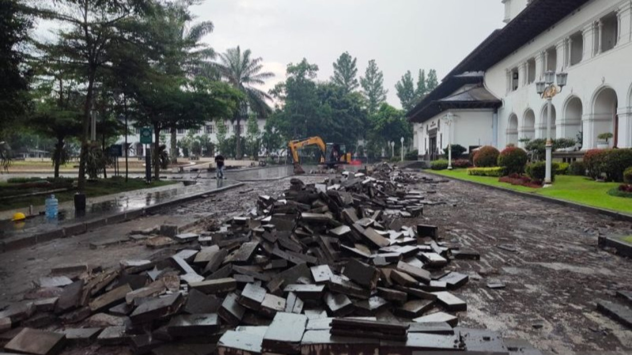 Ambisi Besar Dedi Mulyadi: Sulap Wajah Gedung Sate Habiskan Rp15 Miliar Demi "Aura Kewibawaan" Pusat Pemerintahan
            - galeri foto