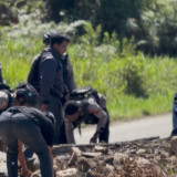 Polres Dogiyai Bersihkan Palang Jalan, Akses Warga Kembali Lancar