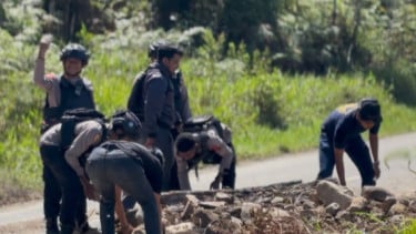 Polres Dogiyai Bersihkan Palang Jalan, Akses Warga Kembali Lancar