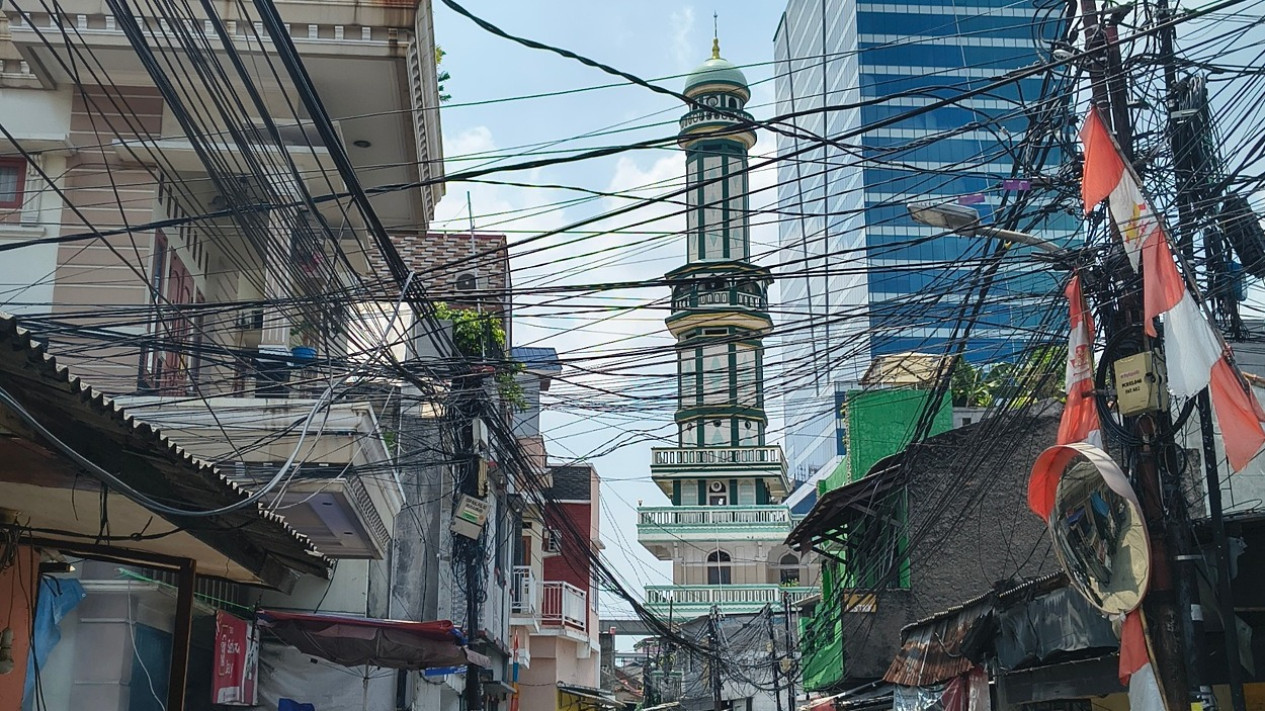 Kabel Semrawut akan Dipindahkan ke Bawah Tanah, Pramono: Tapi Perlu Waktu, Tidak Bisa Bim Salabim
            - galeri foto