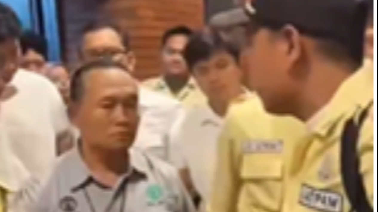 Video Detik-detik Dua Mahasiswa UI Diduga Pelaku Pelecehan Seksual Diarak Massa
            - galeri foto