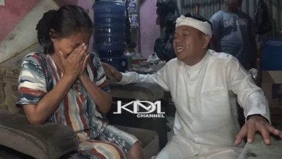 Meski Rumahnya Terancam Digusur, Ibu Ini Justru Bersyukur Anaknya Bisa Kuliah Berkat Bantuan Dedi Mulyadi