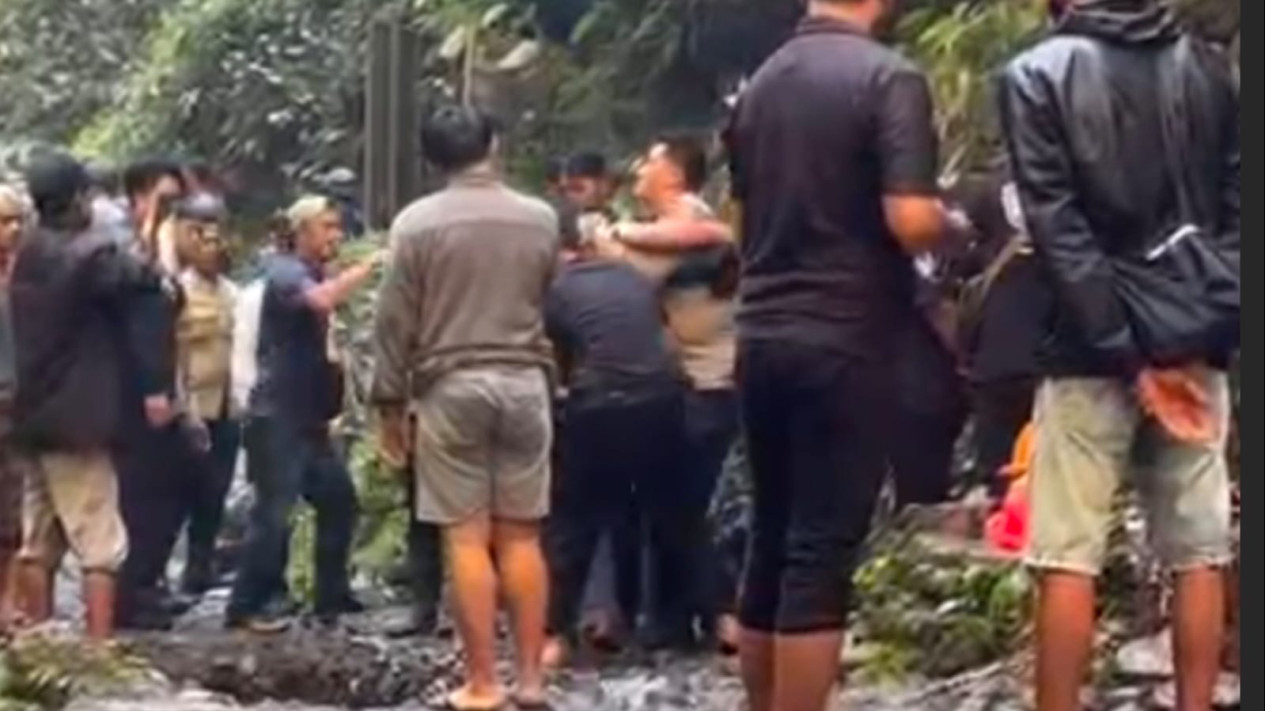 4 Pelaku Pungli Tiket Ganda di Tumpak Sewu Lumajang Ditangkap Polisi
            - galeri foto