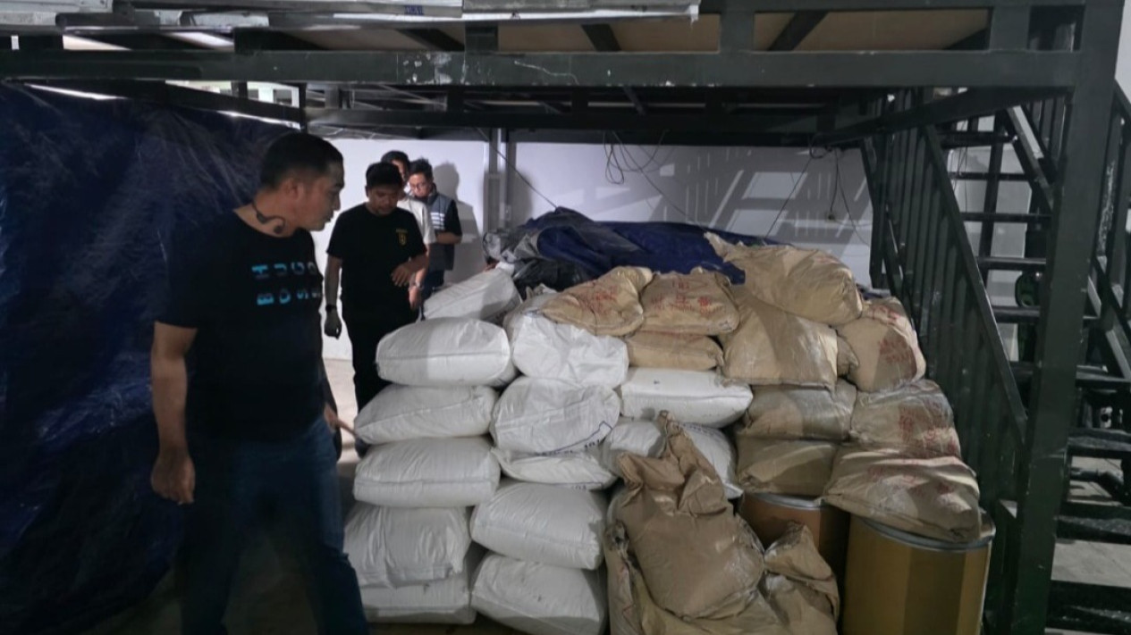 Polda Metro Bongkar Clandestine Laboratory Narkoba di Semarang, Tersangka Utama Ditangkap!
            - galeri foto