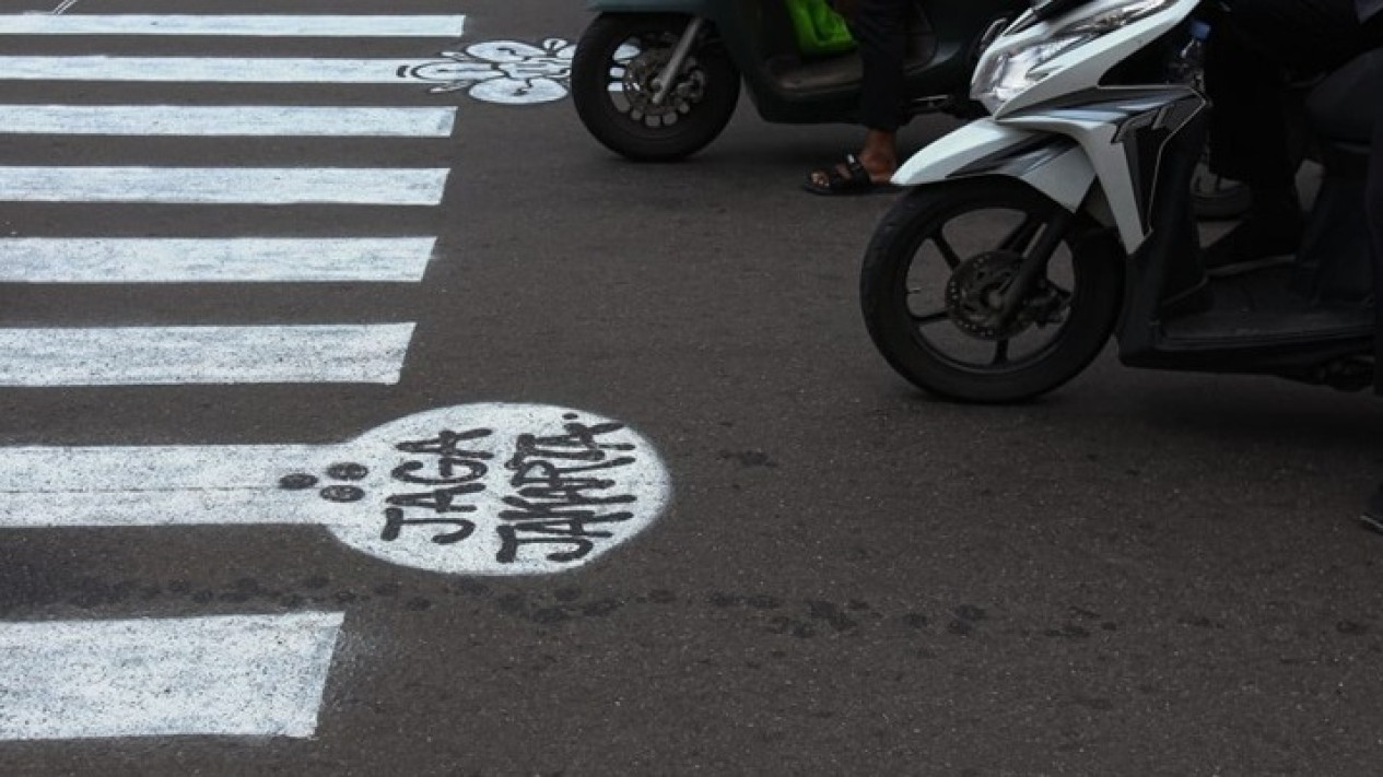 Berita Foto: Warga Inisiatif Perbarui Zebra Cross Memudar di Cideng, Tuai Pujian
            - galeri foto