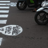 Berita Foto: Warga Inisiatif Perbarui Zebra Cross Memudar di Cideng, Tuai Pujian