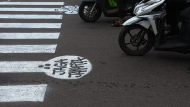 Berita Foto: Warga Inisiatif Perbarui Zebra Cross Memudar di Cideng, Tuai Pujian