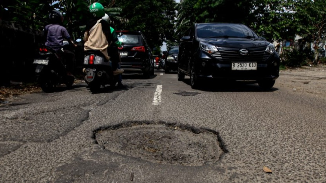 Berita Foto: Setahun Dibiarkan, Jalan Raya Anugerah Bekasi Ancaman Nyata Bagi Pengendara
            - galeri foto