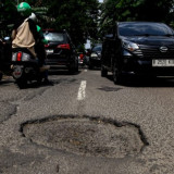 Berita Foto: Setahun Dibiarkan, Jalan Raya Anugerah Bekasi Ancaman Nyata Bagi Pengendara