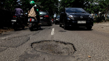 Berita Foto: Setahun Dibiarkan, Jalan Raya Anugerah Bekasi Ancaman Nyata Bagi Pengendara