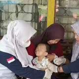 KLB Campak di Banyuasin, Ratusan Warga Padati Puskesmas untuk Imunisasi