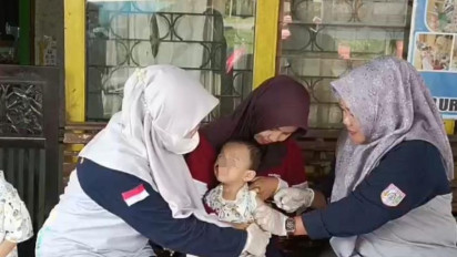 KLB Campak di Banyuasin, Ratusan Warga Padati Puskesmas untuk Imunisasi