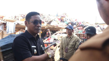 Belasan Tahun Meresahkan, Plt Bupati Bekasi Tutup Paksa TPS Ilegal di Tambun Utara