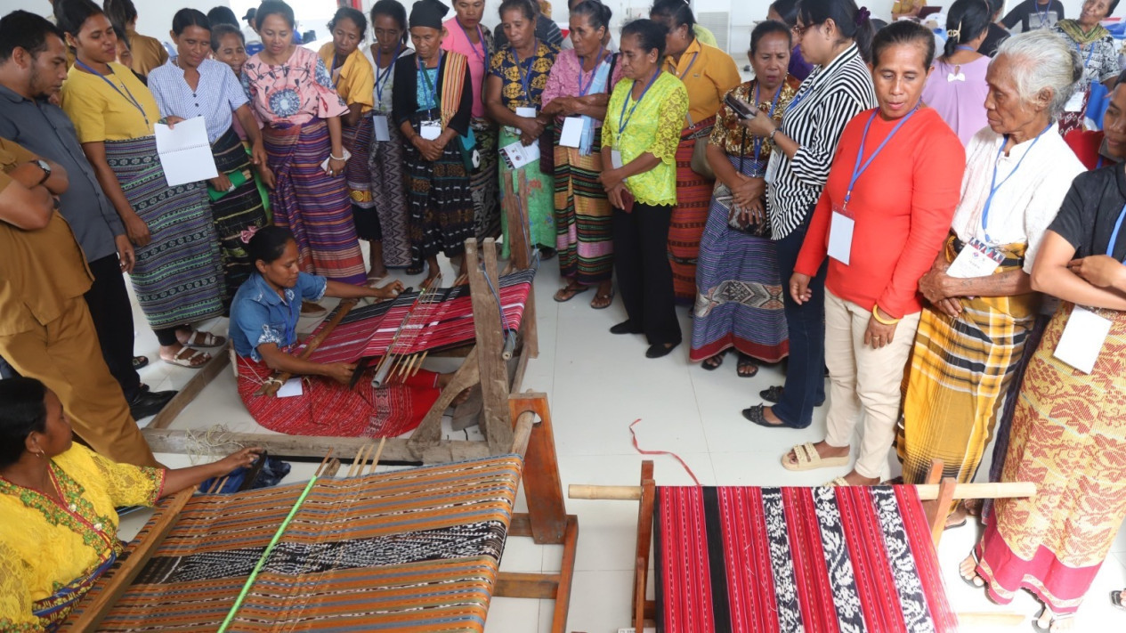 BNPP RI Tingkatkan Daya Saing Tenun Ikat Belu, Asah SDM dan UMKM Perbatasan di PLBN Motaain
            - galeri foto