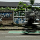 Berita Foto: Tembok Jebol di Bantaran Rel Jatinegara, Diduga Jadi Lokasi Prostitusi