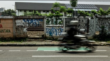 Berita Foto: Tembok Jebol di Bantaran Rel Jatinegara, Diduga Jadi Lokasi Prostitusi