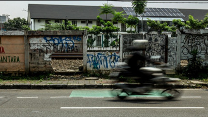 Berita Foto: Tembok Jebol di Bantaran Rel Jatinegara, Diduga Jadi Lokasi Prostitusi