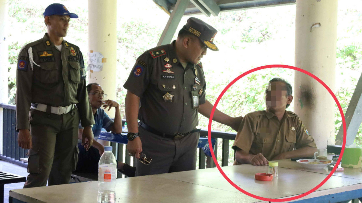 Satpol PP Gresik Gelar Razia Jam Kerja, 21 ASN Terjaring saat Asik Ngopi di Luar Kantor
            - galeri foto