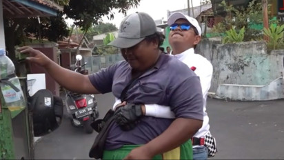 Dedi Mulyadi Bikin Penjual Sate Keliling Nangis, KDM Tak Tega Saat Tahu Opik Magis Hanya Punya Dua Baju