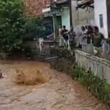 Detik-detik Sejumlah Warga Hanyut di Sungai Cibanjaran Bandung, Niat Menolong Justru Tebawa Arus Ramai-Ramai