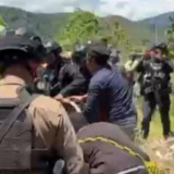 Kebakaran Hanguskan Rumah di Dogiyai, Polisi dan Warga Gotong Royong Padamkan Api