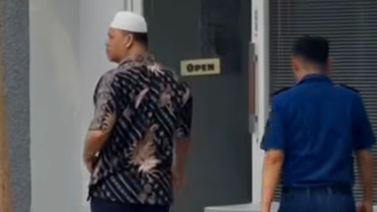 Viral Narapidana Koruptor Jalan-Jalan ke Kedai Kopi Didampingi Petugas Lapas, Kemenimipas Buka Suara
            - galeri foto