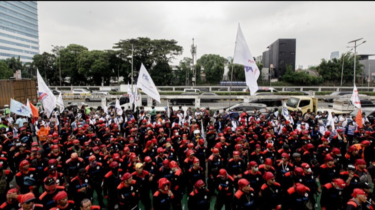 Berita Foto: Gelombang Aksi Buruh di Jakarta, Tolak Outsourcing dan Desak UU Baru
            - galeri foto