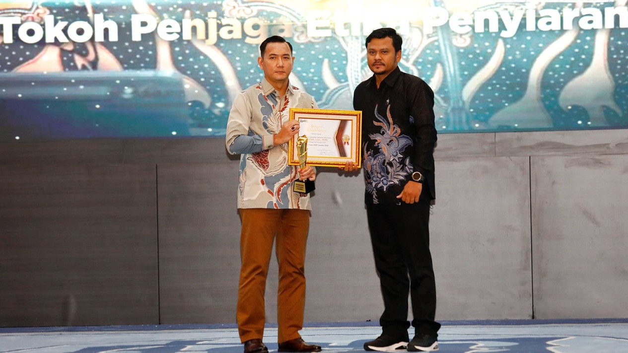 Ubaidillah Sabet Penghargaan Tokoh Penjaga Etika Penyiaran Publik dalam KWP Awards 2026
            - galeri foto