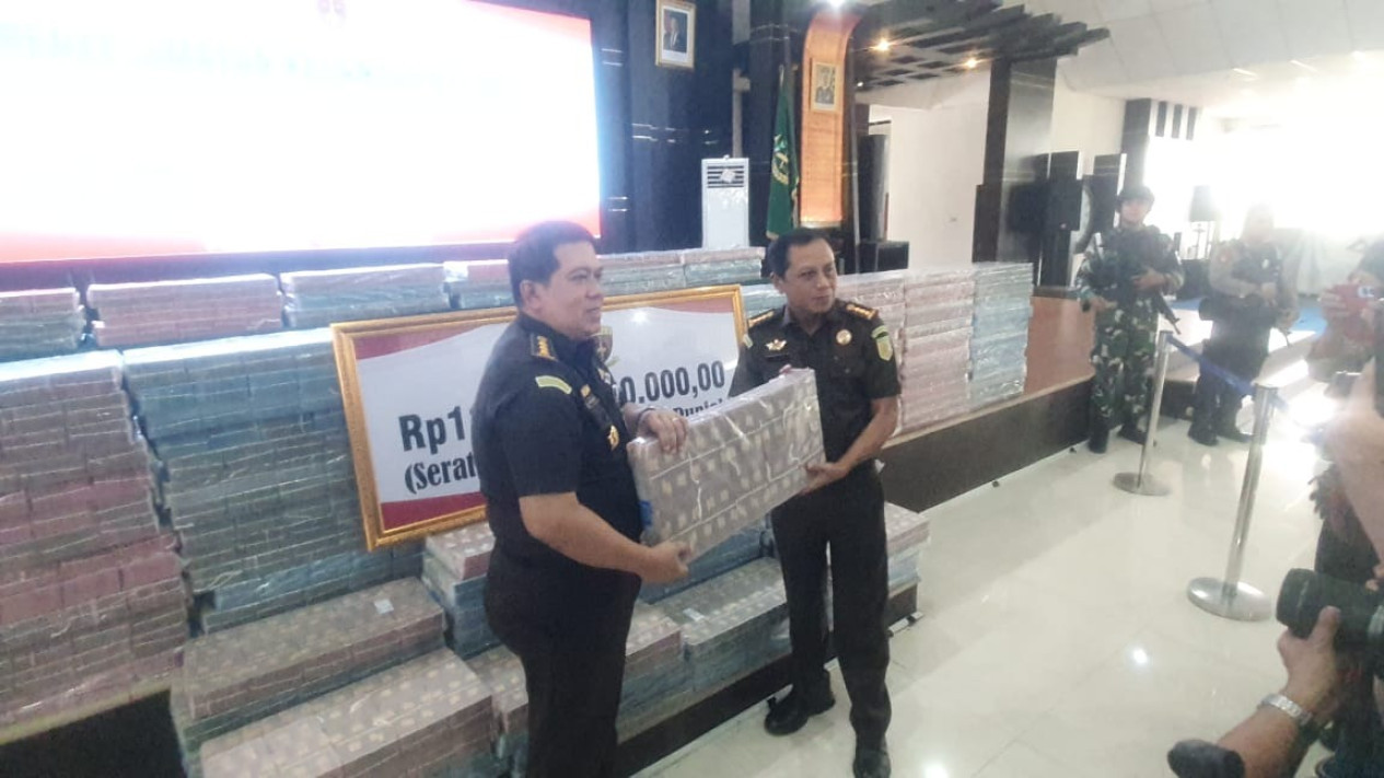 Kejaksaan Tinggi Negeri Kalimatan Barat Menyita Rp 115 Miliar, Hasil Dari Tindak Pidana Korupsi Perkara Tata Kelola Pertambangam Bauksit Tahun Anggaran 2017 - 2023
            - galeri foto