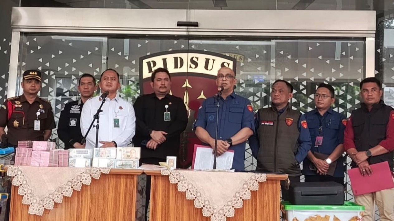 Kejagung Tetapkan Produser Film Jadi Tersangka TPPU Zarof Ricar, Sita Barang Bukti Uang Tunai Hingga Emas Batangan
            - galeri foto