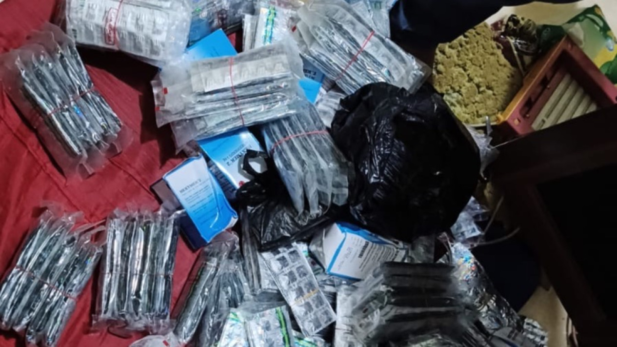 Polisi Bongkar Praktik Jual Beli Obat Keras di Toko Kelontong Jaksel, Tiga Pelaku Ditangkap
            - galeri foto