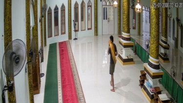 Terekam CCTV, Pencuri Bawa Kabur Dua Celengan Masjid di Gantarang Bulukumba