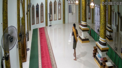 Terekam CCTV, Pencuri Bawa Kabur Dua Celengan Masjid di Gantarang Bulukumba