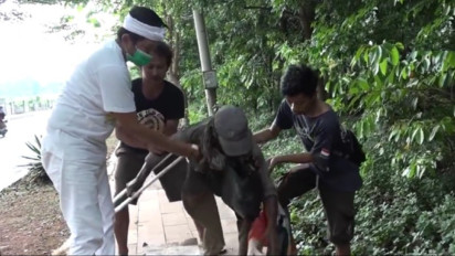 Dulu Marah dan Tolak Bantuan Dedi Mulyadi, Kini Pria yang Merangkak di Trotoar Malah Cari KDM, Ada Apa?