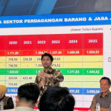 Industri Jatim Tertekan Gejolak Global, Emil Dardak: Sektor Plastik Paling Terdampak, Harga Melonjak Tajam