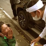 Dedi Mulyadi Bangunkan Pria Paruh Baya Tidur di Trotoar Menahan Lapar, Diberi Makanan hingga Modal Usaha