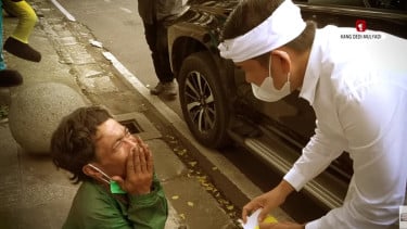 Dedi Mulyadi Bangunkan Pria Paruh Baya Tidur di Trotoar Menahan Lapar, Diberi Makanan hingga Modal Usaha