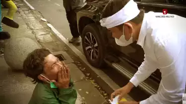 Dedi Mulyadi Bangunkan Pria Paruh Baya Tidur di Trotoar Menahan Lapar, Diberi Makanan hingga Modal Usaha