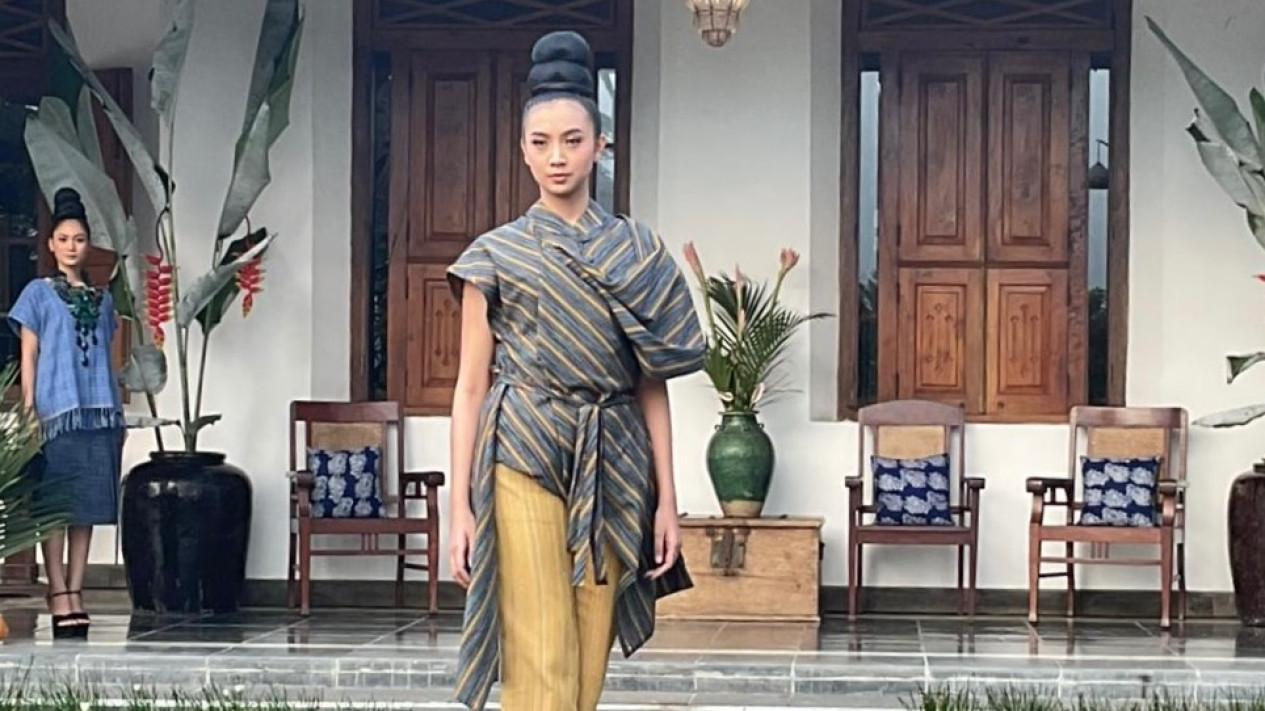 Gabungkan Gaya Fesyen Kontemporer dan Tradisional, “Menyuluh Wastra Menoreh Jejak” Tampilkan Kreasi Busana Wastra Nusantara
            - galeri foto