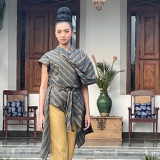 Gabungkan Gaya Fesyen Kontemporer dan Tradisional, “Menyuluh Wastra Menoreh Jejak” Tampilkan Kreasi Busana Wastra Nusantara