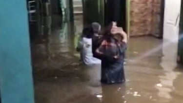 Jakarta Banjir, Air Setinggi Satu Meter Lebih Rendam Kebon Pala Kampung Melayu