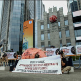 Berita Foto: Aksi Global di Jakarta, Desak Bank Dunia Hentikan Pendanaan Peternakan Intensif