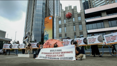 Berita Foto: Aksi Global di Jakarta, Desak Bank Dunia Hentikan Pendanaan Peternakan Intensif